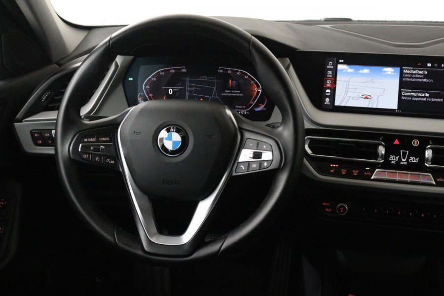 BMW 1-serie 118i Business Edition Plus (PARKEERSENSOREN, NAVIGATIE, STOELVERWARMING, CRUISE CONTROL, NL-AUTO, GOED ONDERHOUDEN)