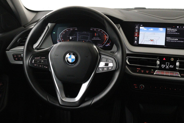 BMW 1-serie 118i Business Edition Plus (PARKEERSENSOREN, NAVIGATIE, STOELVERWARMING, CRUISE CONTROL, NL-AUTO, GOED ONDERHOUDEN)