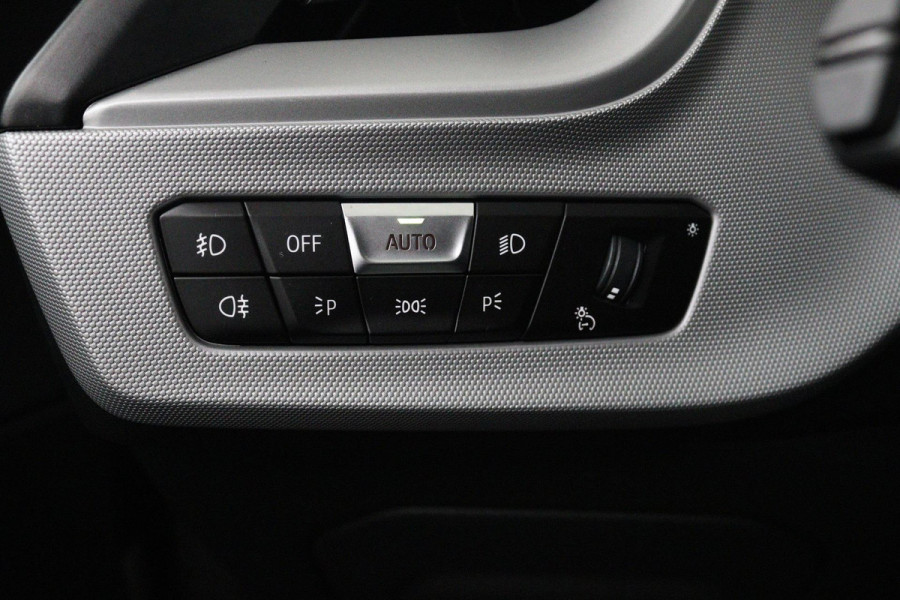 BMW 1-serie 118i Business Edition Plus (PARKEERSENSOREN, NAVIGATIE, STOELVERWARMING, CRUISE CONTROL, NL-AUTO, GOED ONDERHOUDEN)