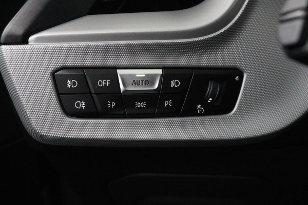 BMW 1-serie 118i Business Edition Plus (PARKEERSENSOREN, NAVIGATIE, STOELVERWARMING, CRUISE CONTROL, NL-AUTO, GOED ONDERHOUDEN)