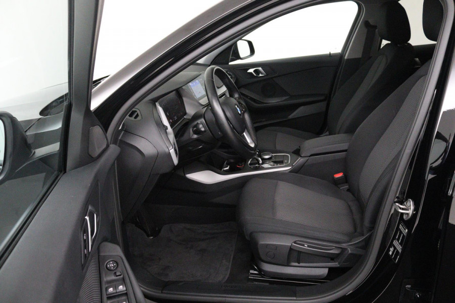BMW 1-serie 118i Business Edition Plus (PARKEERSENSOREN, NAVIGATIE, STOELVERWARMING, CRUISE CONTROL, NL-AUTO, GOED ONDERHOUDEN)