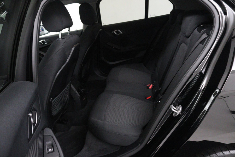 BMW 1-serie 118i Business Edition Plus (PARKEERSENSOREN, NAVIGATIE, STOELVERWARMING, CRUISE CONTROL, NL-AUTO, GOED ONDERHOUDEN)