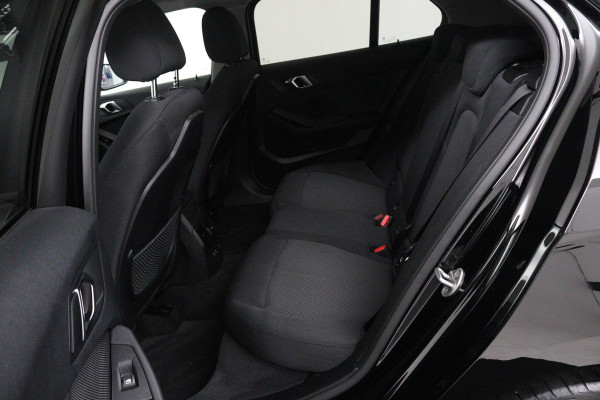BMW 1-serie 118i Business Edition Plus (PARKEERSENSOREN, NAVIGATIE, STOELVERWARMING, CRUISE CONTROL, NL-AUTO, GOED ONDERHOUDEN)