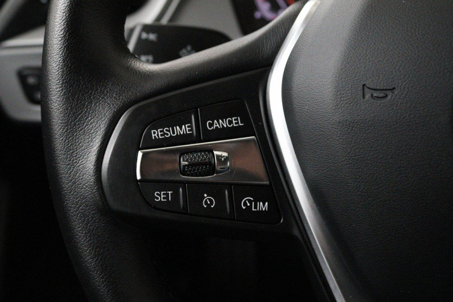 BMW 1-serie 118i Business Edition Plus (PARKEERSENSOREN, NAVIGATIE, STOELVERWARMING, CRUISE CONTROL, NL-AUTO, GOED ONDERHOUDEN)