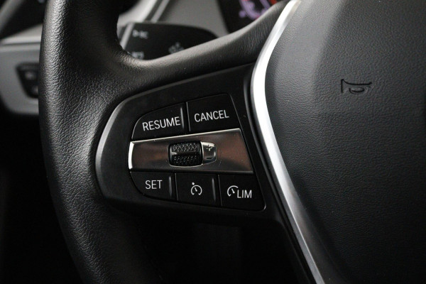 BMW 1-serie 118i Business Edition Plus (PARKEERSENSOREN, NAVIGATIE, STOELVERWARMING, CRUISE CONTROL, NL-AUTO, GOED ONDERHOUDEN)