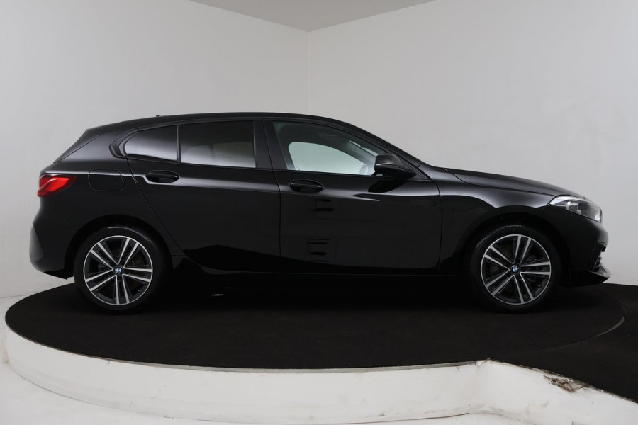 BMW 1-serie 118i Business Edition Plus (PARKEERSENSOREN, NAVIGATIE, STOELVERWARMING, CRUISE CONTROL, NL-AUTO, GOED ONDERHOUDEN)