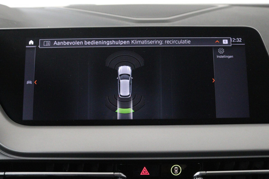 BMW 1-serie 118i Business Edition Plus (PARKEERSENSOREN, NAVIGATIE, STOELVERWARMING, CRUISE CONTROL, NL-AUTO, GOED ONDERHOUDEN)