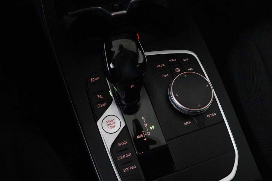 BMW 1-serie 118i Business Edition Plus (PARKEERSENSOREN, NAVIGATIE, STOELVERWARMING, CRUISE CONTROL, NL-AUTO, GOED ONDERHOUDEN)