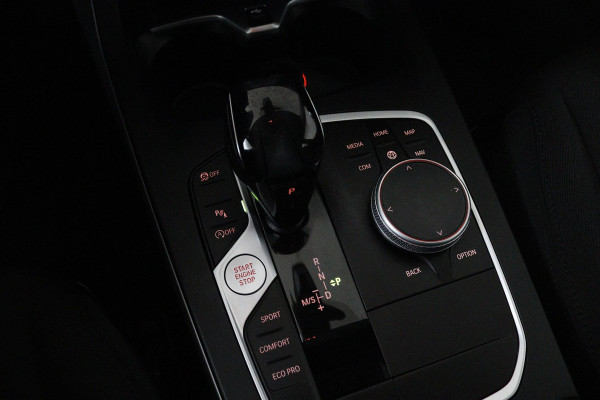 BMW 1-serie 118i Business Edition Plus (PARKEERSENSOREN, NAVIGATIE, STOELVERWARMING, CRUISE CONTROL, NL-AUTO, GOED ONDERHOUDEN)