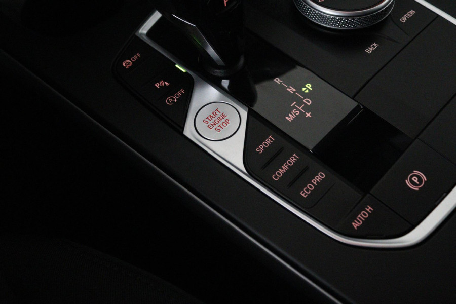 BMW 1-serie 118i Business Edition Plus (PARKEERSENSOREN, NAVIGATIE, STOELVERWARMING, CRUISE CONTROL, NL-AUTO, GOED ONDERHOUDEN)