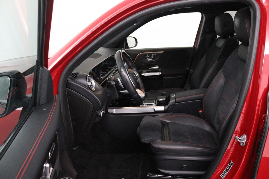 Mercedes-Benz Glb 200 Business Solution AMG (PANORAMADAK, SFEERVERLICHTING, TREKHAAK, STOELVERWARMING, GOED ONDERHOUD)