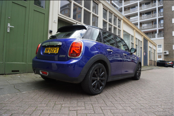 MINI Mini 1.5 Cooper Pepper | NL AUTO | HUD | Sportinterieur (leer/ stof/ stoelverwarming) | Apple Carplay | Sfeerverlichting | 17inch | LED pakket | Keyless GO/ ENTRY | DUAL ZONE CLIMATE | Bonnet Stripes | Zwart dak | Front- achterspoiler