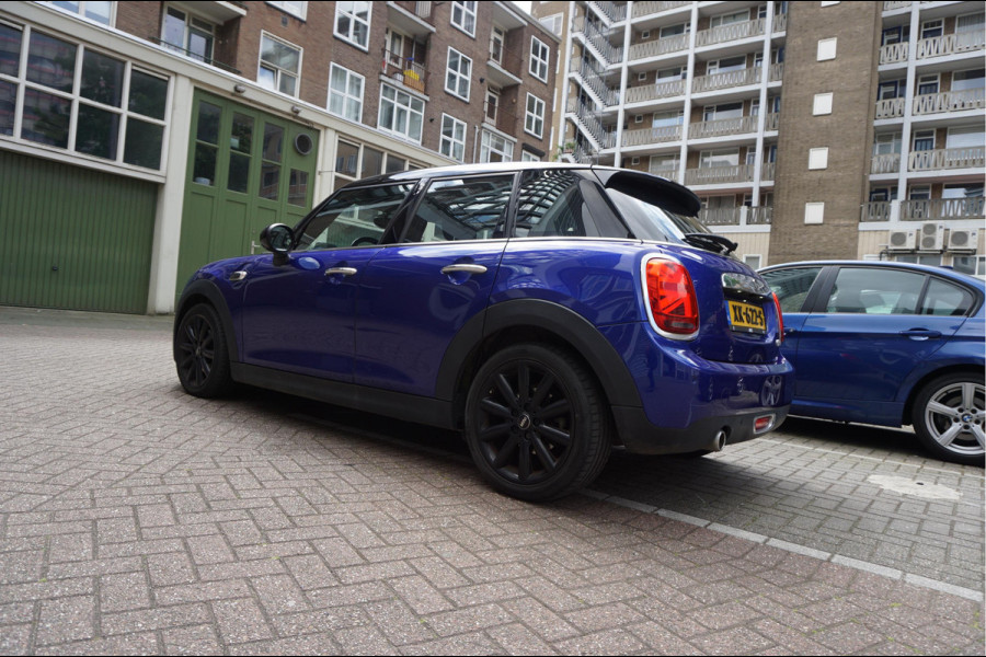 MINI Mini 1.5 Cooper Pepper | NL AUTO | HUD | Sportinterieur (leer/ stof/ stoelverwarming) | Apple Carplay | Sfeerverlichting | 17inch | LED pakket | Keyless GO/ ENTRY | DUAL ZONE CLIMATE | Bonnet Stripes | Zwart dak | Front- achterspoiler