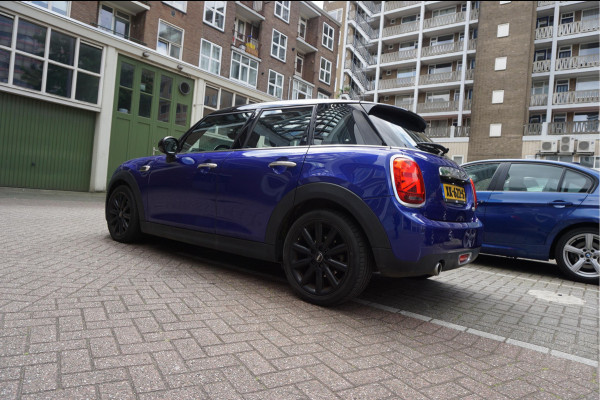 MINI Mini 1.5 Cooper Pepper | NL AUTO | HUD | Sportinterieur (leer/ stof/ stoelverwarming) | Apple Carplay | Sfeerverlichting | 17inch | LED pakket | Keyless GO/ ENTRY | DUAL ZONE CLIMATE | Bonnet Stripes | Zwart dak | Front- achterspoiler