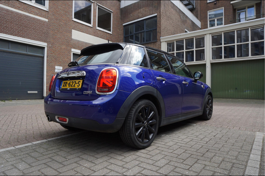 MINI Mini 1.5 Cooper Pepper | NL AUTO | HUD | Sportinterieur (leer/ stof/ stoelverwarming) | Apple Carplay | Sfeerverlichting | 17inch | LED pakket | Keyless GO/ ENTRY | DUAL ZONE CLIMATE | Bonnet Stripes | Zwart dak | Front- achterspoiler