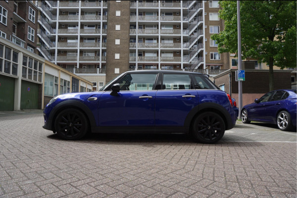MINI Mini 1.5 Cooper Pepper | NL AUTO | HUD | Sportinterieur (leer/ stof/ stoelverwarming) | Apple Carplay | Sfeerverlichting | 17inch | LED pakket | Keyless GO/ ENTRY | DUAL ZONE CLIMATE | Bonnet Stripes | Zwart dak | Front- achterspoiler