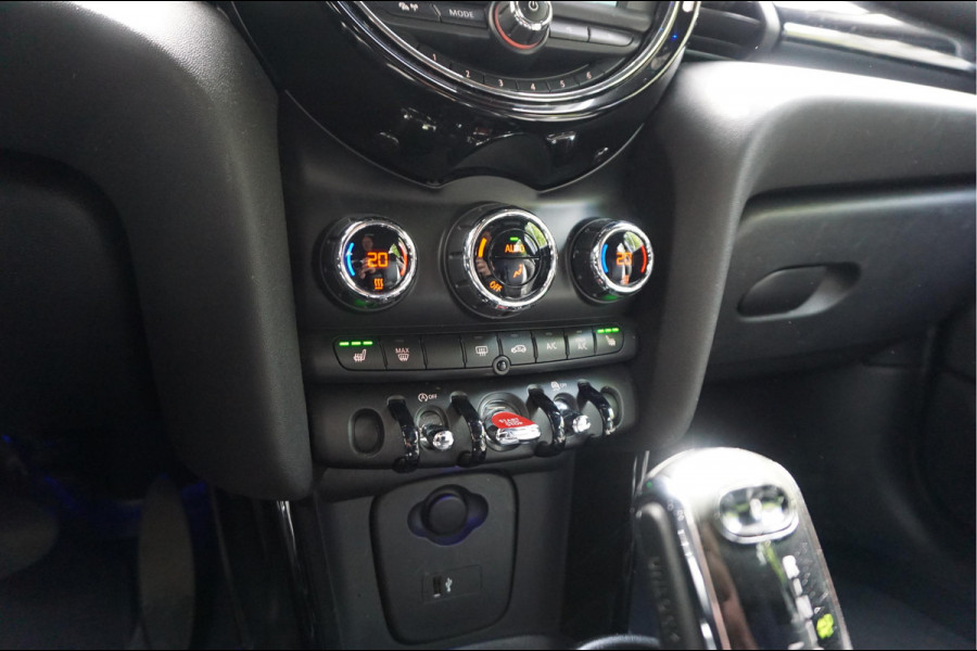 MINI Mini 1.5 Cooper Pepper | NL AUTO | HUD | Sportinterieur (leer/ stof/ stoelverwarming) | Apple Carplay | Sfeerverlichting | 17inch | LED pakket | Keyless GO/ ENTRY | DUAL ZONE CLIMATE | Bonnet Stripes | Zwart dak | Front- achterspoiler