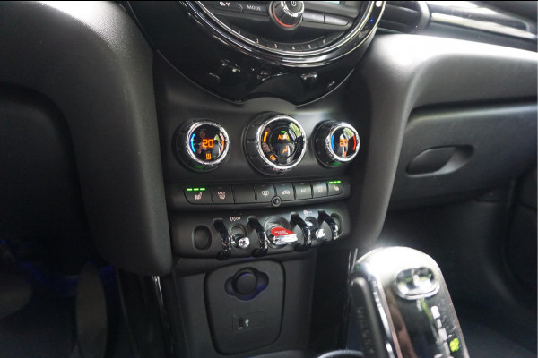 MINI Mini 1.5 Cooper Pepper | NL AUTO | HUD | Sportinterieur (leer/ stof/ stoelverwarming) | Apple Carplay | Sfeerverlichting | 17inch | LED pakket | Keyless GO/ ENTRY | DUAL ZONE CLIMATE | Bonnet Stripes | Zwart dak | Front- achterspoiler