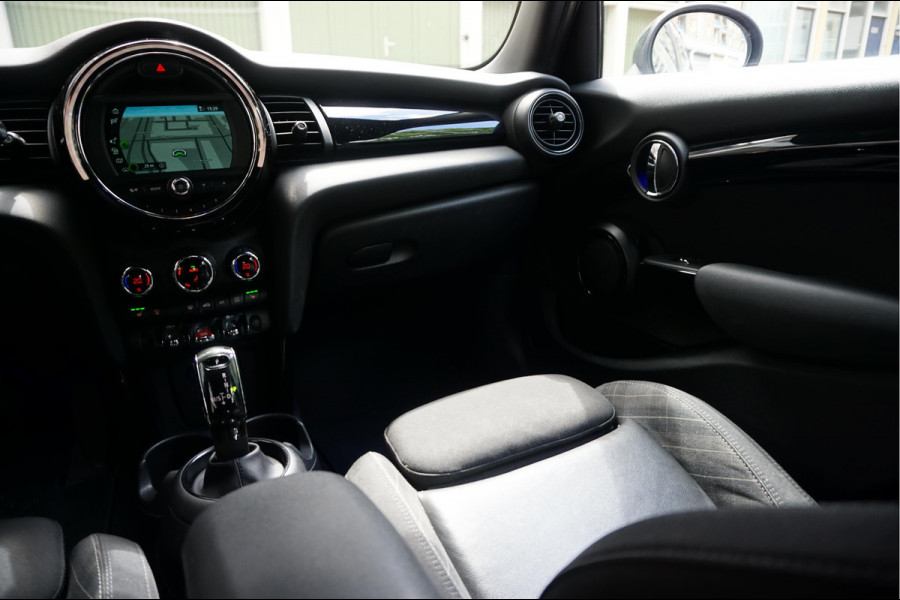 MINI Mini 1.5 Cooper Pepper | NL AUTO | HUD | Sportinterieur (leer/ stof/ stoelverwarming) | Apple Carplay | Sfeerverlichting | 17inch | LED pakket | Keyless GO/ ENTRY | DUAL ZONE CLIMATE | Bonnet Stripes | Zwart dak | Front- achterspoiler