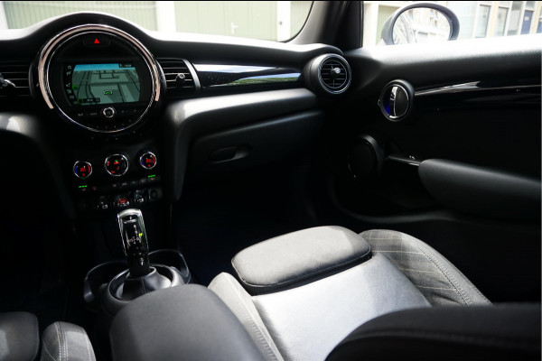 MINI Mini 1.5 Cooper Pepper | NL AUTO | HUD | Sportinterieur (leer/ stof/ stoelverwarming) | Apple Carplay | Sfeerverlichting | 17inch | LED pakket | Keyless GO/ ENTRY | DUAL ZONE CLIMATE | Bonnet Stripes | Zwart dak | Front- achterspoiler