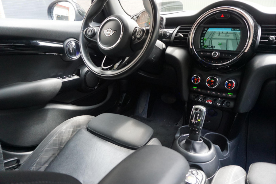 MINI Mini 1.5 Cooper Pepper | NL AUTO | HUD | Sportinterieur (leer/ stof/ stoelverwarming) | Apple Carplay | Sfeerverlichting | 17inch | LED pakket | Keyless GO/ ENTRY | DUAL ZONE CLIMATE | Bonnet Stripes | Zwart dak | Front- achterspoiler