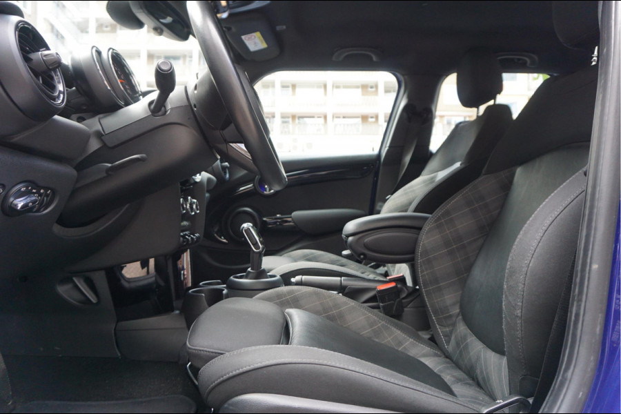 MINI Mini 1.5 Cooper Pepper | NL AUTO | HUD | Sportinterieur (leer/ stof/ stoelverwarming) | Apple Carplay | Sfeerverlichting | 17inch | LED pakket | Keyless GO/ ENTRY | DUAL ZONE CLIMATE | Bonnet Stripes | Zwart dak | Front- achterspoiler