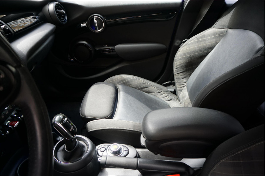MINI Mini 1.5 Cooper Pepper | NL AUTO | HUD | Sportinterieur (leer/ stof/ stoelverwarming) | Apple Carplay | Sfeerverlichting | 17inch | LED pakket | Keyless GO/ ENTRY | DUAL ZONE CLIMATE | Bonnet Stripes | Zwart dak | Front- achterspoiler