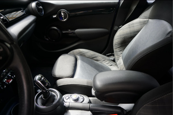 MINI Mini 1.5 Cooper Pepper | NL AUTO | HUD | Sportinterieur (leer/ stof/ stoelverwarming) | Apple Carplay | Sfeerverlichting | 17inch | LED pakket | Keyless GO/ ENTRY | DUAL ZONE CLIMATE | Bonnet Stripes | Zwart dak | Front- achterspoiler