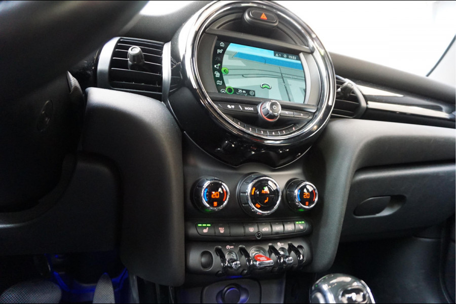 MINI Mini 1.5 Cooper Pepper | NL AUTO | HUD | Sportinterieur (leer/ stof/ stoelverwarming) | Apple Carplay | Sfeerverlichting | 17inch | LED pakket | Keyless GO/ ENTRY | DUAL ZONE CLIMATE | Bonnet Stripes | Zwart dak | Front- achterspoiler