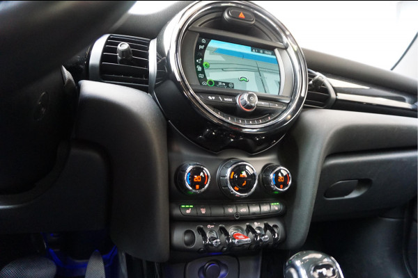 MINI Mini 1.5 Cooper Pepper | NL AUTO | HUD | Sportinterieur (leer/ stof/ stoelverwarming) | Apple Carplay | Sfeerverlichting | 17inch | LED pakket | Keyless GO/ ENTRY | DUAL ZONE CLIMATE | Bonnet Stripes | Zwart dak | Front- achterspoiler