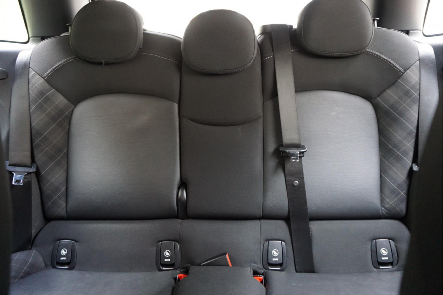 MINI Mini 1.5 Cooper Pepper | NL AUTO | HUD | Sportinterieur (leer/ stof/ stoelverwarming) | Apple Carplay | Sfeerverlichting | 17inch | LED pakket | Keyless GO/ ENTRY | DUAL ZONE CLIMATE | Bonnet Stripes | Zwart dak | Front- achterspoiler