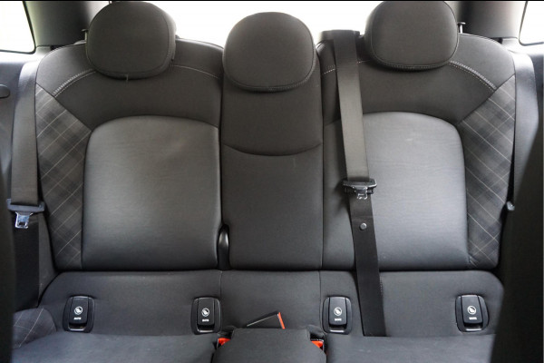 MINI Mini 1.5 Cooper Pepper | NL AUTO | HUD | Sportinterieur (leer/ stof/ stoelverwarming) | Apple Carplay | Sfeerverlichting | 17inch | LED pakket | Keyless GO/ ENTRY | DUAL ZONE CLIMATE | Bonnet Stripes | Zwart dak | Front- achterspoiler