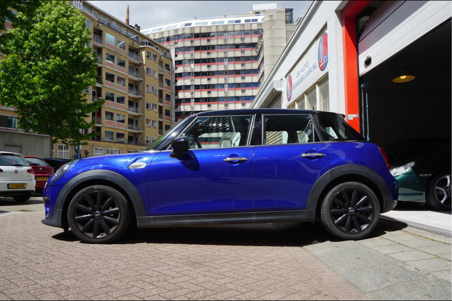 MINI Mini 1.5 Cooper Pepper | NL AUTO | HUD | Sportinterieur (leer/ stof/ stoelverwarming) | Apple Carplay | Sfeerverlichting | 17inch | LED pakket | Keyless GO/ ENTRY | DUAL ZONE CLIMATE | Bonnet Stripes | Zwart dak | Front- achterspoiler