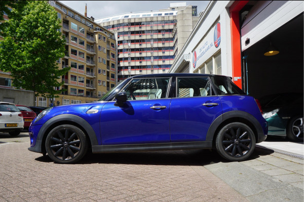 MINI Mini 1.5 Cooper Pepper | NL AUTO | HUD | Sportinterieur (leer/ stof/ stoelverwarming) | Apple Carplay | Sfeerverlichting | 17inch | LED pakket | Keyless GO/ ENTRY | DUAL ZONE CLIMATE | Bonnet Stripes | Zwart dak | Front- achterspoiler