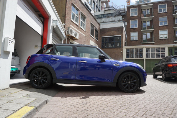 MINI Mini 1.5 Cooper Pepper | NL AUTO | HUD | Sportinterieur (leer/ stof/ stoelverwarming) | Apple Carplay | Sfeerverlichting | 17inch | LED pakket | Keyless GO/ ENTRY | DUAL ZONE CLIMATE | Bonnet Stripes | Zwart dak | Front- achterspoiler
