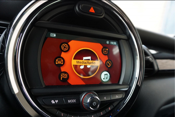 MINI Mini 1.5 Cooper Pepper | NL AUTO | HUD | Sportinterieur (leer/ stof/ stoelverwarming) | Apple Carplay | Sfeerverlichting | 17inch | LED pakket | Keyless GO/ ENTRY | DUAL ZONE CLIMATE | Bonnet Stripes | Zwart dak | Front- achterspoiler