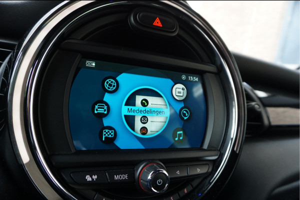 MINI Mini 1.5 Cooper Pepper | NL AUTO | HUD | Sportinterieur (leer/ stof/ stoelverwarming) | Apple Carplay | Sfeerverlichting | 17inch | LED pakket | Keyless GO/ ENTRY | DUAL ZONE CLIMATE | Bonnet Stripes | Zwart dak | Front- achterspoiler