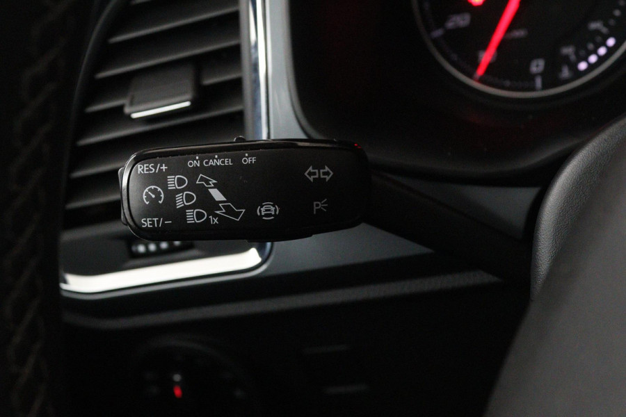 Seat Ateca 1.0 EcoTSI Style Business Intense (PARKEERSENSOREN, TREKHAAK, CAMERA, NAVIGATIE, CARPLAY, NL-AUTO, GOED ONDERHOUDEN)