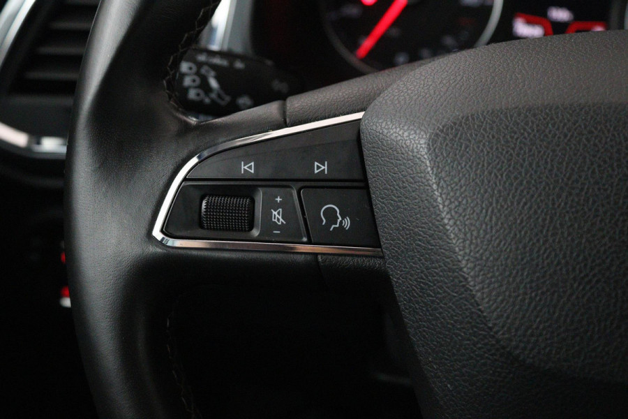 Seat Ateca 1.0 EcoTSI Style Business Intense (PARKEERSENSOREN, TREKHAAK, CAMERA, NAVIGATIE, CARPLAY, NL-AUTO, GOED ONDERHOUDEN)
