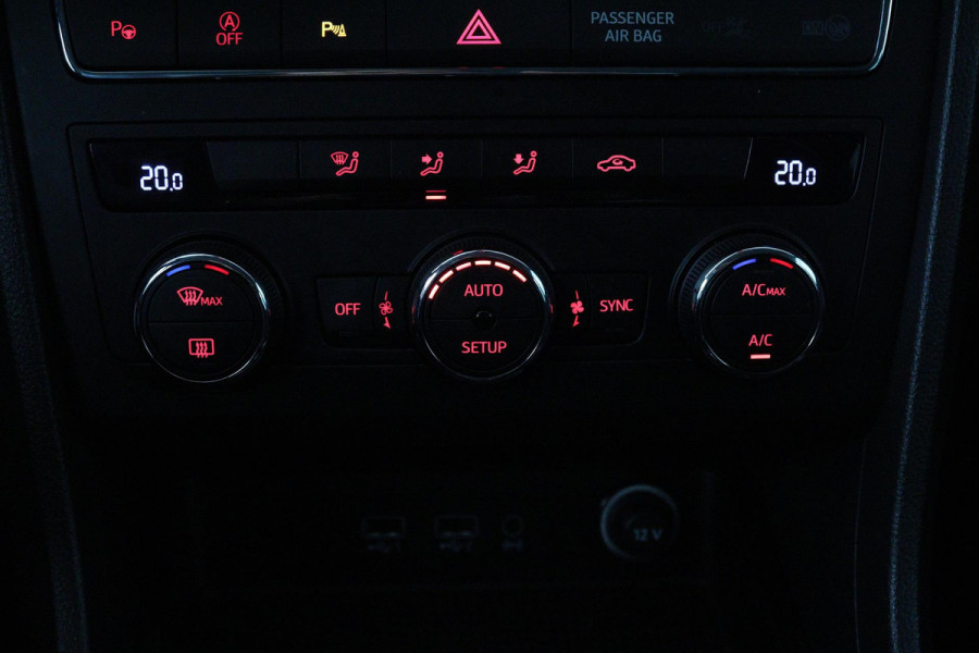 Seat Ateca 1.0 EcoTSI Style Business Intense (PARKEERSENSOREN, TREKHAAK, CAMERA, NAVIGATIE, CARPLAY, NL-AUTO, GOED ONDERHOUDEN)