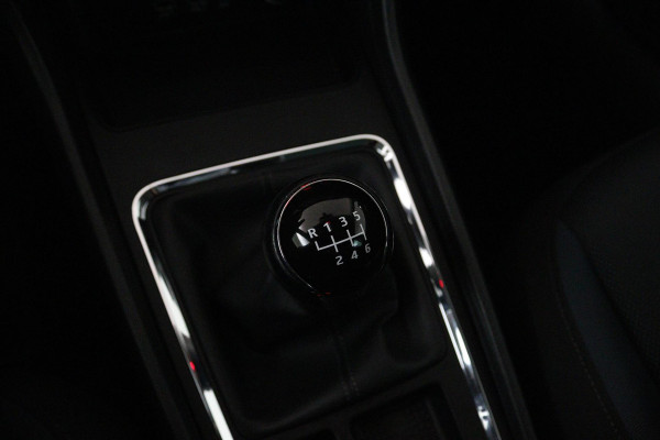 Seat Ateca 1.0 EcoTSI Style Business Intense (PARKEERSENSOREN, TREKHAAK, CAMERA, NAVIGATIE, CARPLAY, NL-AUTO, GOED ONDERHOUDEN)
