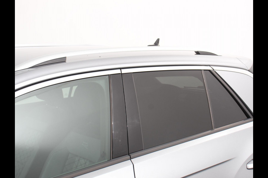Volkswagen T-Roc 1.5 TSI 150pk Automaat R-Line Digitale Cockpit Climate Control Camera Navigatie Apple Carplay/Android Auto Lichtmetalen Velgen Parkeer sensoren Dab Led Adaptive Cruise Control