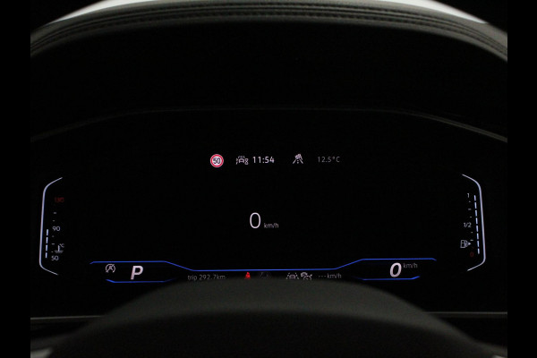 Volkswagen T-Roc 1.5 TSI 150pk Automaat R-Line | DEMO ! | Digitale Cockpit Climate Control Camera Navigatie Apple Carplay/Android Auto Lichtmetalen Velgen Parkeer sensoren Dab Led Adaptive Cruise Control