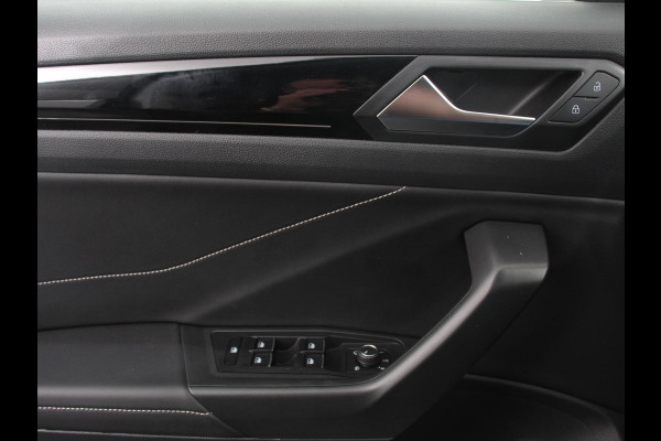 Volkswagen T-Roc 1.5 TSI 150pk Automaat R-Line | DEMO ! | Digitale Cockpit Climate Control Camera Navigatie Apple Carplay/Android Auto Lichtmetalen Velgen Parkeer sensoren Dab Led Adaptive Cruise Control
