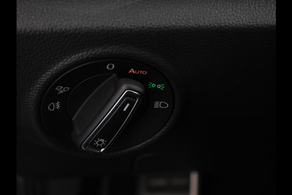 Volkswagen T-Roc 1.5 TSI 150pk Automaat R-Line | DEMO ! | Digitale Cockpit Climate Control Camera Navigatie Apple Carplay/Android Auto Lichtmetalen Velgen Parkeer sensoren Dab Led Adaptive Cruise Control