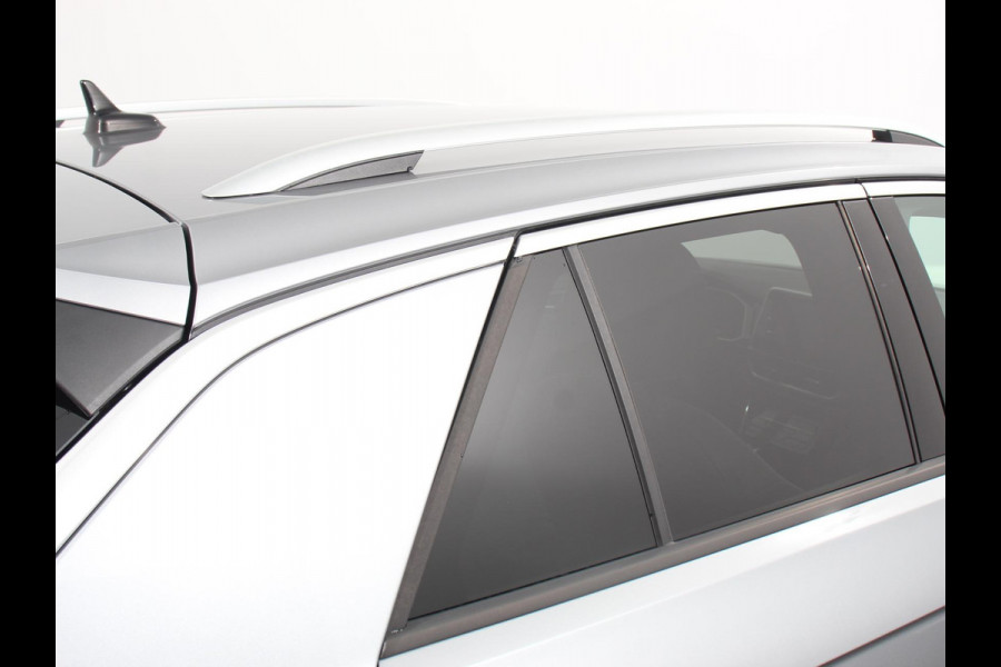 Volkswagen T-Roc 1.5 TSI 150pk Automaat R-Line | DEMO ! | Digitale Cockpit Climate Control Camera Navigatie Apple Carplay/Android Auto Lichtmetalen Velgen Parkeer sensoren Dab Led Adaptive Cruise Control