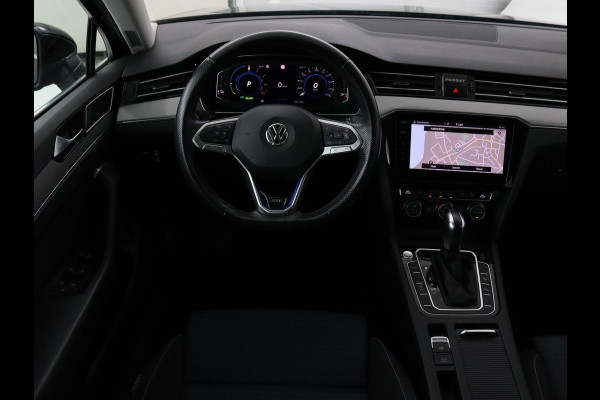 Volkswagen Passat 1.4 TSI PHEV GTE | Trekhaak | Stoelverwarming | Massage | Adaptive cruise | Carplay | Camera | Navigatie | Matrix LED | Virtual Cockpit