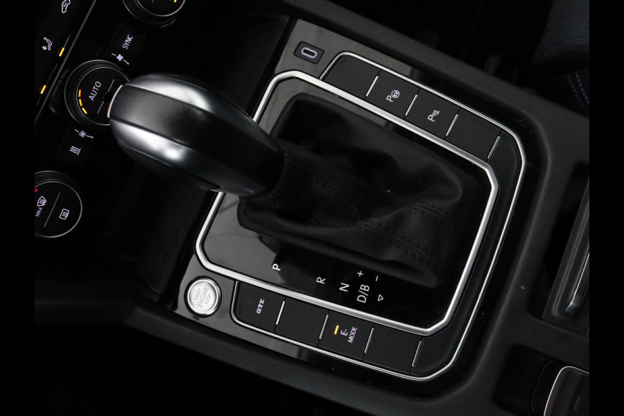 Volkswagen Passat 1.4 TSI PHEV GTE | Trekhaak | Stoelverwarming | Massage | Adaptive cruise | Carplay | Camera | Navigatie | Matrix LED | Virtual Cockpit