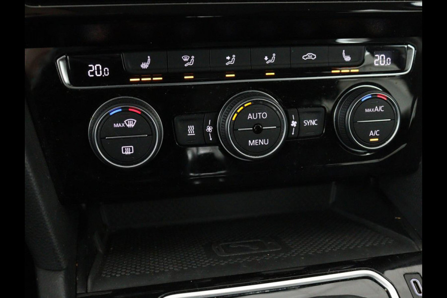 Volkswagen Passat 1.4 TSI PHEV GTE | Trekhaak | Stoelverwarming | Massage | Adaptive cruise | Carplay | Camera | Navigatie | Matrix LED | Virtual Cockpit