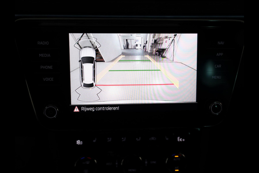 Škoda Superb Combi 1.4 TSI iV Sportline Business 218 pk | Verlengde garantie | Navigatie | Panoramadak | Parkeersensoren | Achteruitrijcamera | Stoelverwarming v/a |